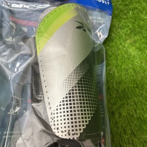 Reebok Soccer Shin Guards Adult M/L - 1 Pair - New Green Football  Protective - Picture 2 of 4
